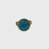 Bague bleu azur et métal doré.