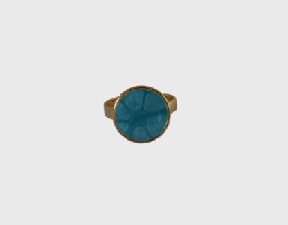 Bague bleu azur et métal doré.