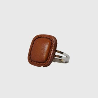 bague carrée en cuir
