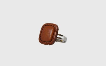 bague carrée en cuir