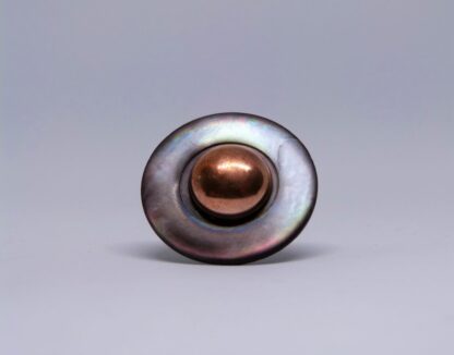 Bague plateau de nacre grise. Coeur sphère cuivrée