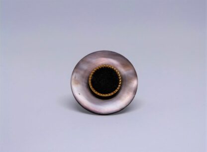 Bague plateau de nacre grise et coeur de velours.