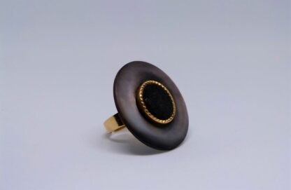 Bague plateau de nacre et coeur de velours.