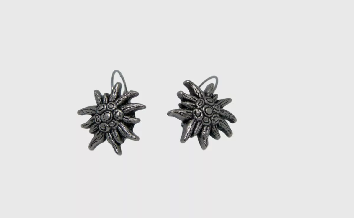 boucles d'oreilles dormeuses en forme d'edelweiss