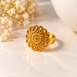 Bague fleur dorée ajourée Soleil Antique créée à partir d'un ancien bouton doré