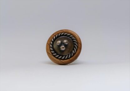 Bague où sont réunis le bois, la nacre et l'acier.
