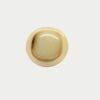 Bague au plateau de résine nacrée.