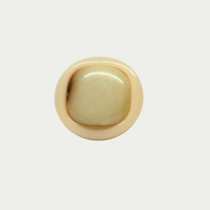 Bague au plateau de résine nacrée.