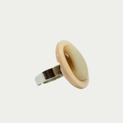 Bague au plateau de résine nacrée.