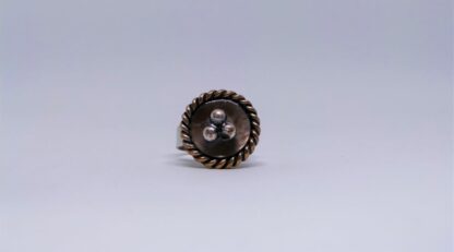 Bague grains d'acier sur fond de nacre