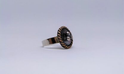 Bague billes d'acier sur fond de nacre.