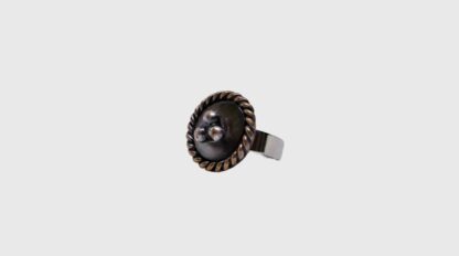 Bague trois billes d'acier sur fond de nacre