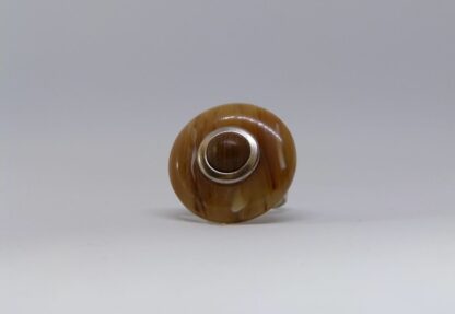 Bague en camaïeu de tons bruns.
