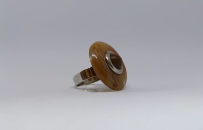 Bague en camaïeu de tons bruns.