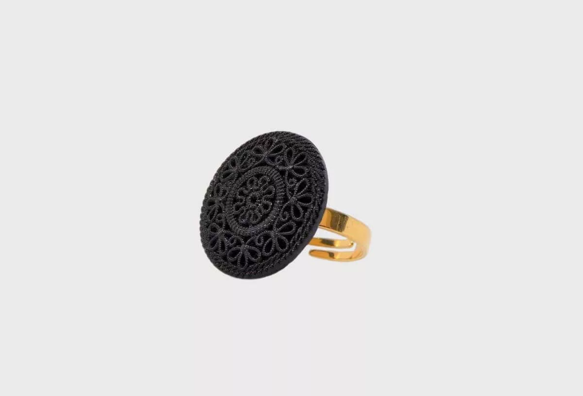 bague noire en verre