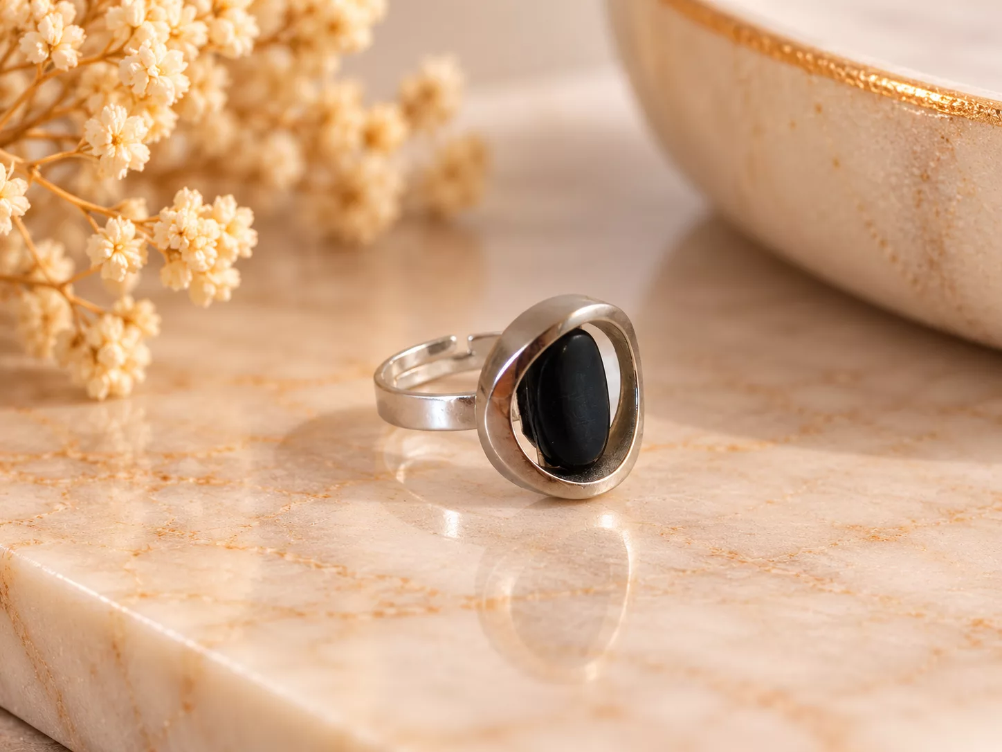 Vue de profil de la bague Éclipse avec bouton vintage ajouré et anneau argenté ajustable