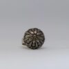 Bague motif floral. Imitation métal gris