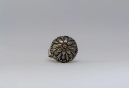 Bague motif floral. Imitation métal gris