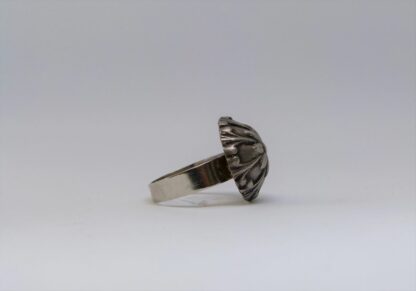 Bague motif floral. Imitation métal gris