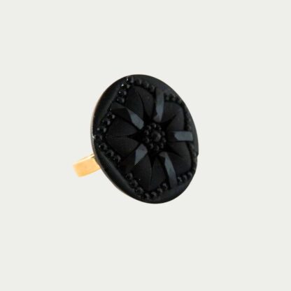 Bague en verre noir. Motif floral.