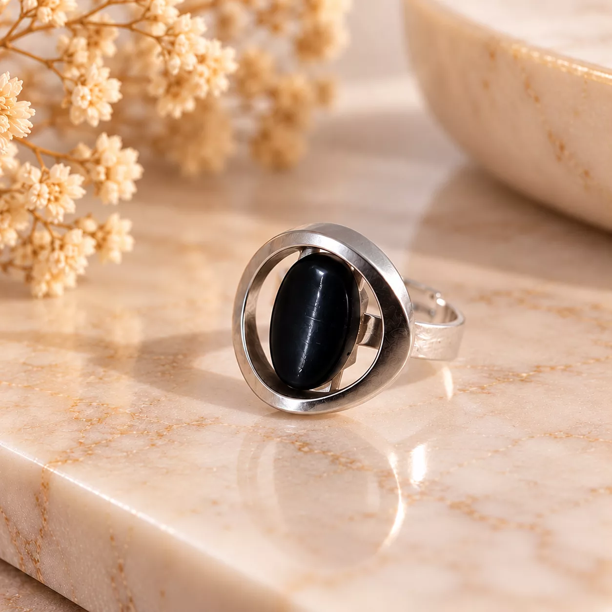 Bague ovale bleu nuit Éclipse avec ancien bouton ajouré au contour argenté