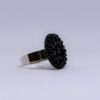 Bague en pâte de verre noir à motif floral.