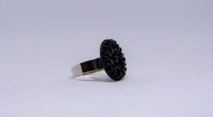 Bague en pâte de verre noir à motif floral.