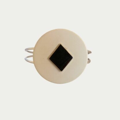 Bracelet sixties résine blanche cloutée