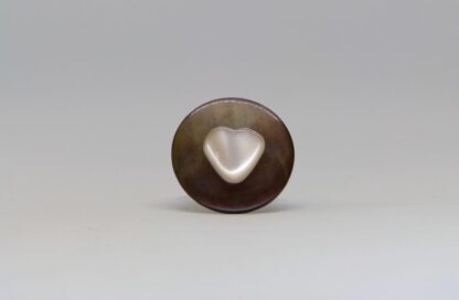 bague nacre grise et coeur blanc irisé.