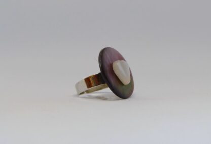bague nacre grise et coeur blanc irisé.