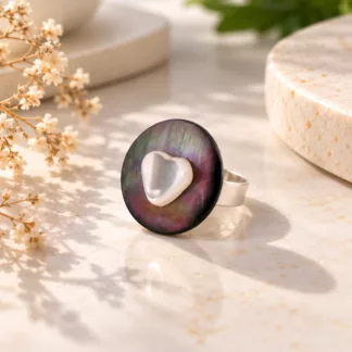 Bague Cœur de Nacre créée à partir de deux anciens boutons, avec un cœur blanc sur fond de nacre grise