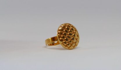 bague ronde métal doré impression reptile.