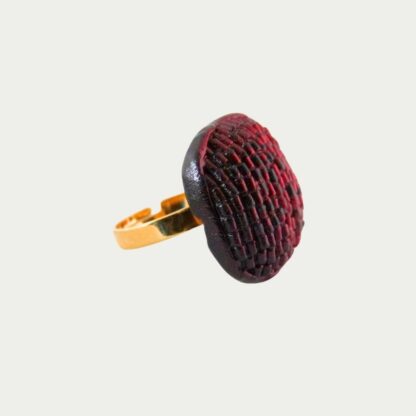 Bague rouge profond. Imitation perles de verre.