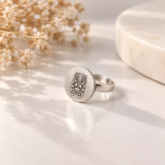 Bague Cigale argentée créée à partir d'un ancien bouton orné d'une cigale stylisée