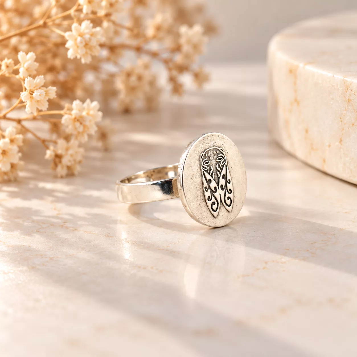 Vue de profil de la bague Cigale avec ancien bouton argenté et anneau ajustable