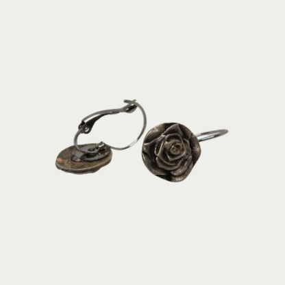 boucles d'oreilles argentées en forme de rose