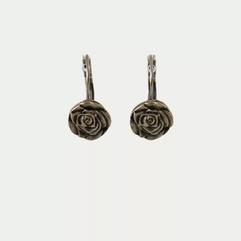 boucles d'oreilles argentées en forme de rose