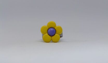 Bague fleur jaune et coeur bleu lavande.