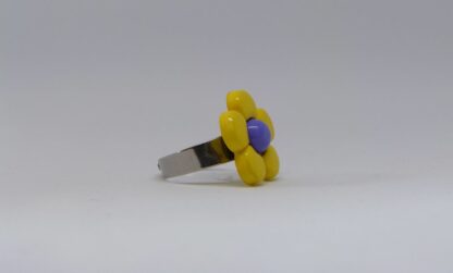 Bague fleur jaune et coeur bleu lavande.