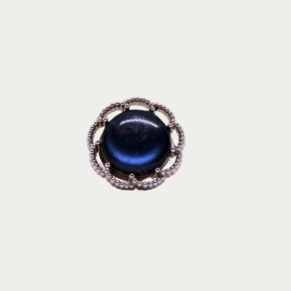 Bague pastille bleu nuit. Motif floral stylisé.