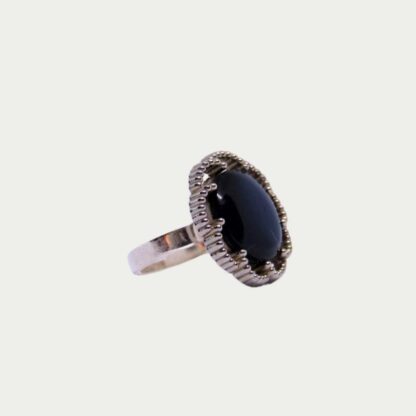 Bague pastille bleu nuit. Motif floral stylisé.
