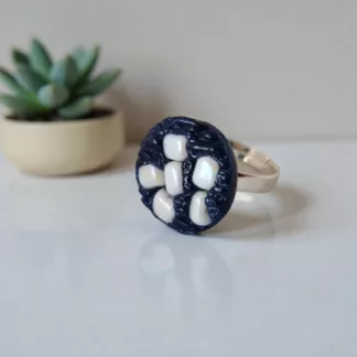 bague bleue et blanche