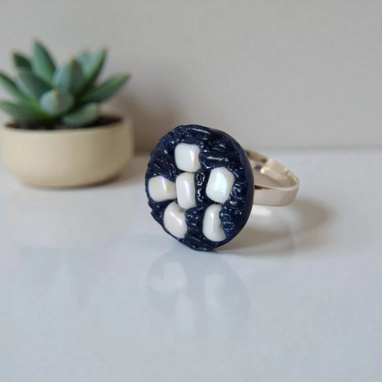 bague bleue et blanche