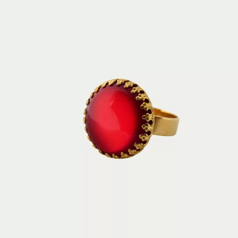 bague rouge et dorée