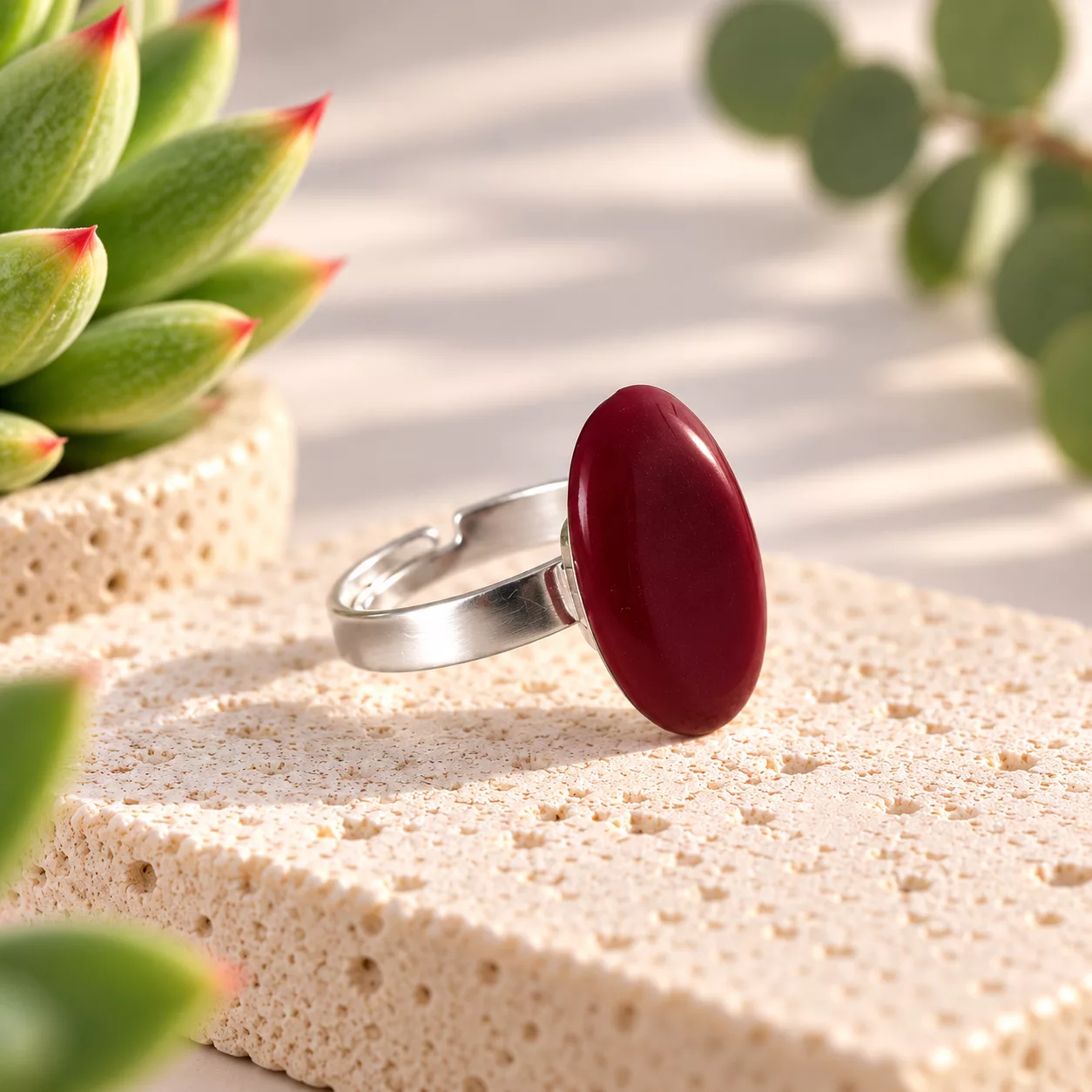 Bague bordeaux ovale Opéra en bouton ancien en verre rouge bordeaux de profil