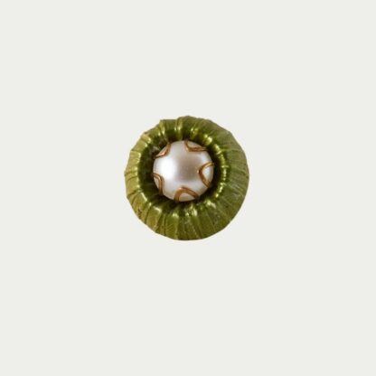 Bague verte et perle blanche