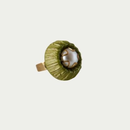 Bague verte et perle blanche