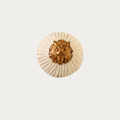 Bague résine blanche et tête de lion dorée