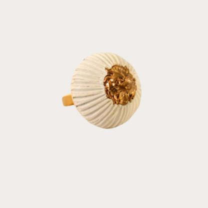 Bague résine blanche et tête de lion dorée.