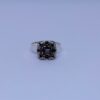 Bague en métal gris ouvragé et perle grise.
